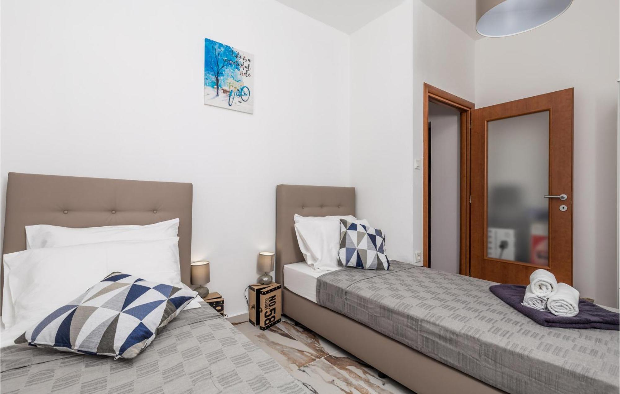 2 Bedroom Amazing Apartment In 리예카 외부 사진