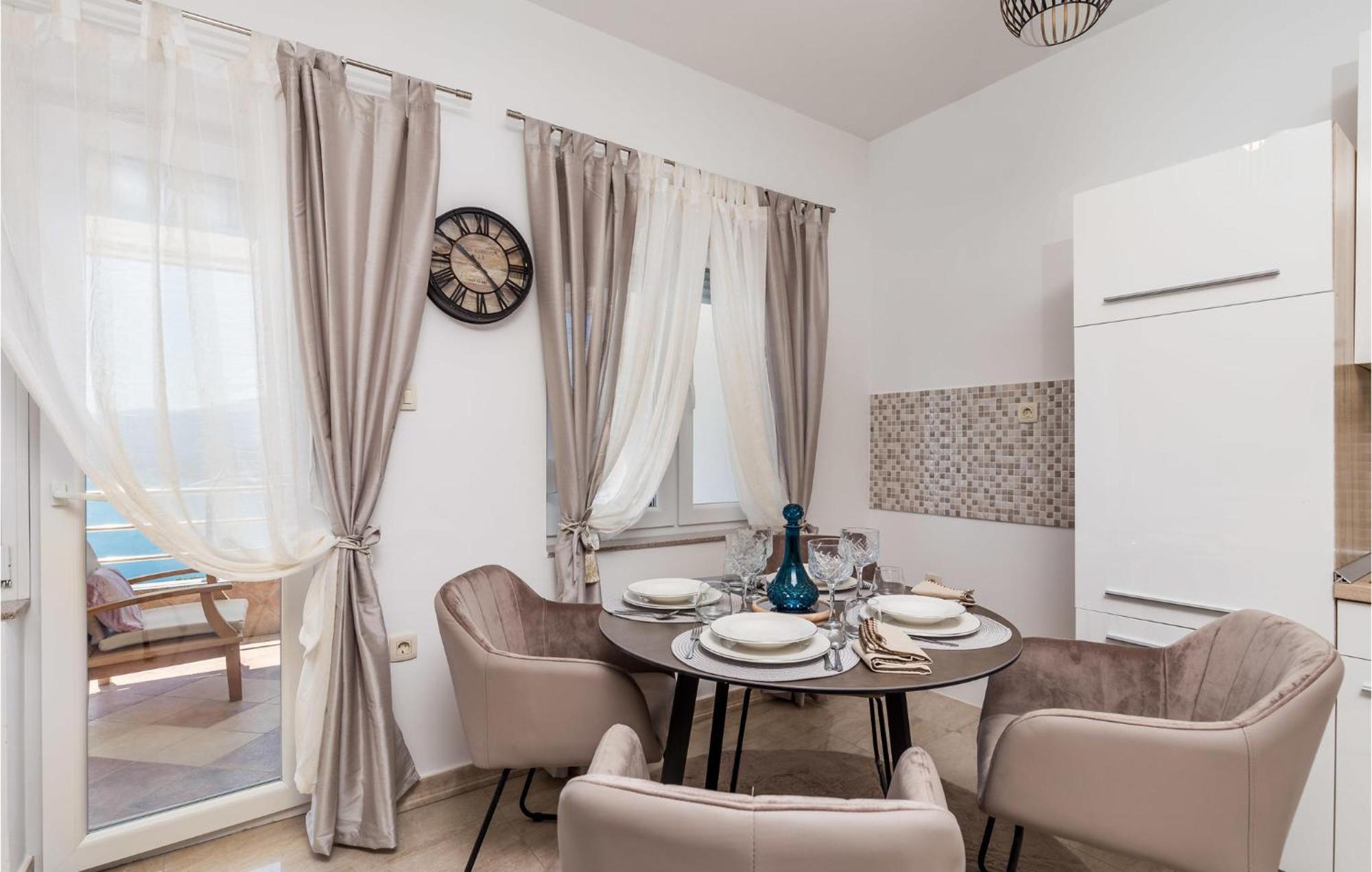 2 Bedroom Amazing Apartment In 리예카 외부 사진