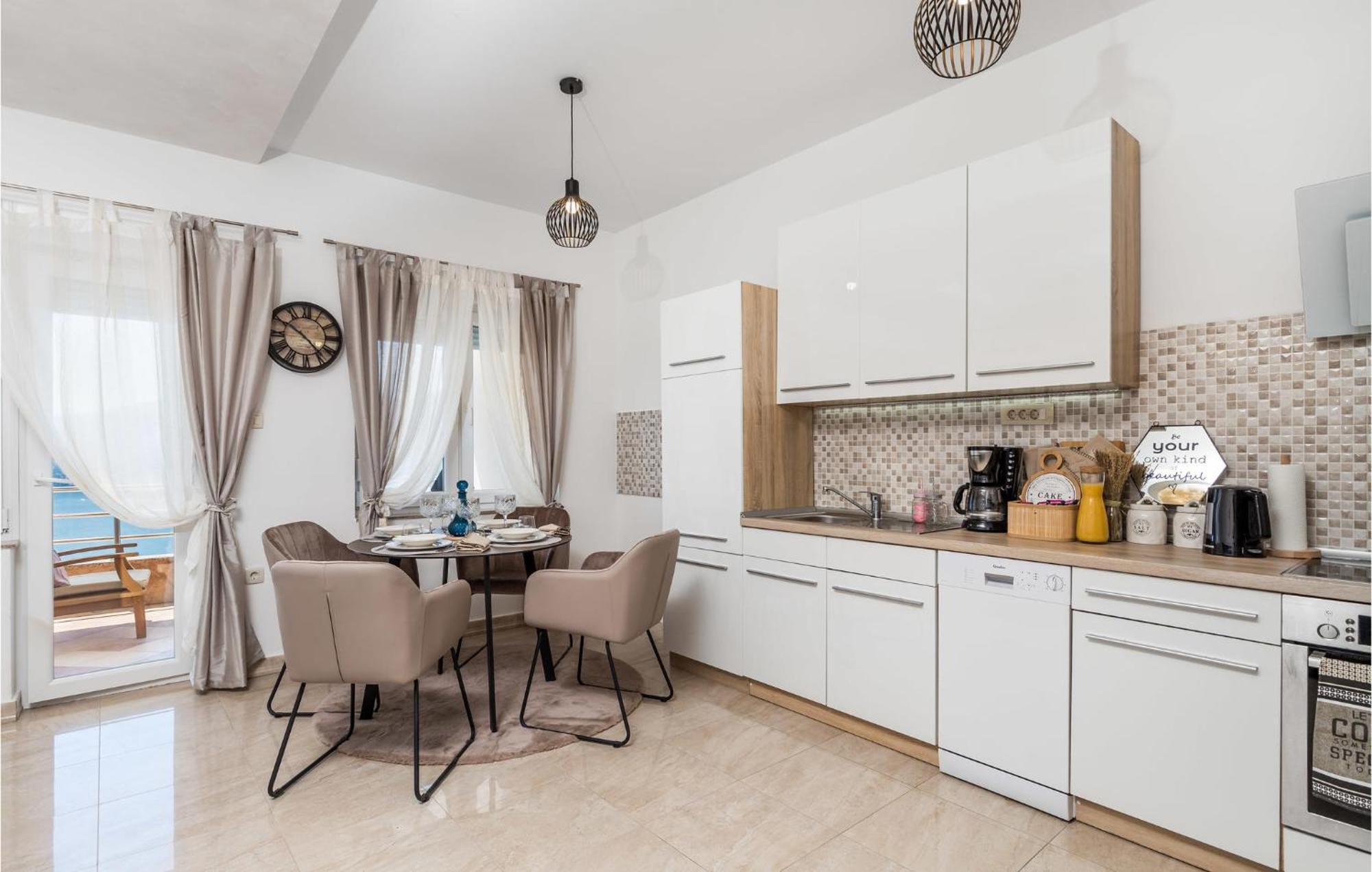 2 Bedroom Amazing Apartment In 리예카 외부 사진